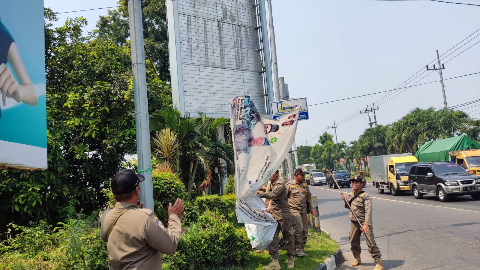 Ganggu Ketertiban Umum, Satpol PP Kabupaten Mojokerto Turunkan Banner Liar