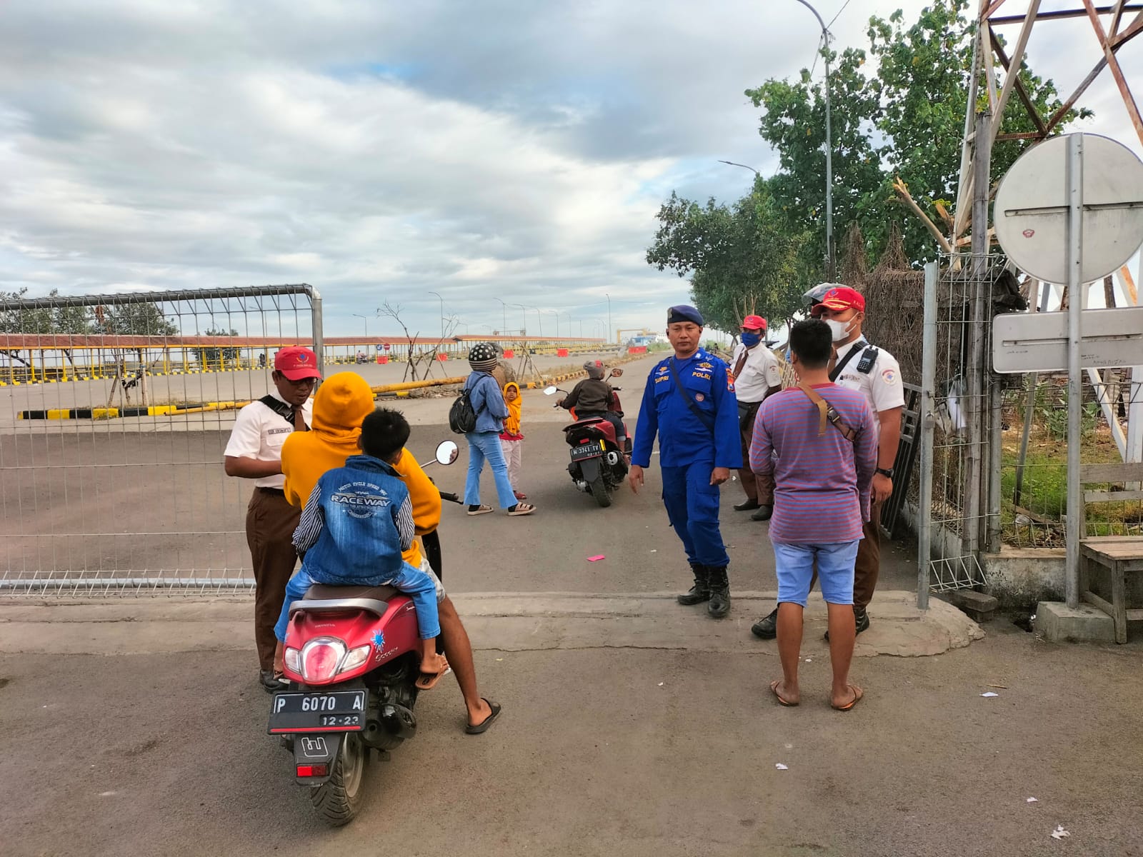 Satpolairud Polres Situbondo Monitoring Penumpang Kapal di Pelabuhan Jangkar