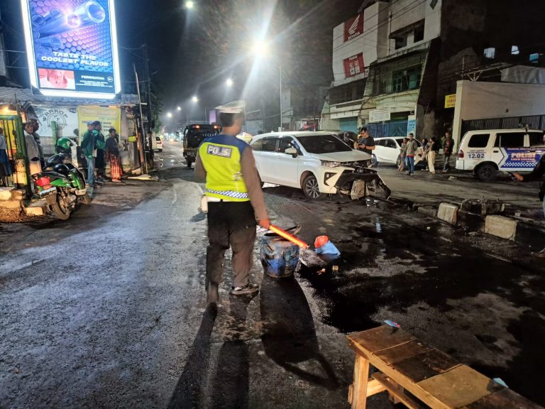 Avanza Tabrak Pembatasan Jalan Raya Margorejo Dekat Maspion Square