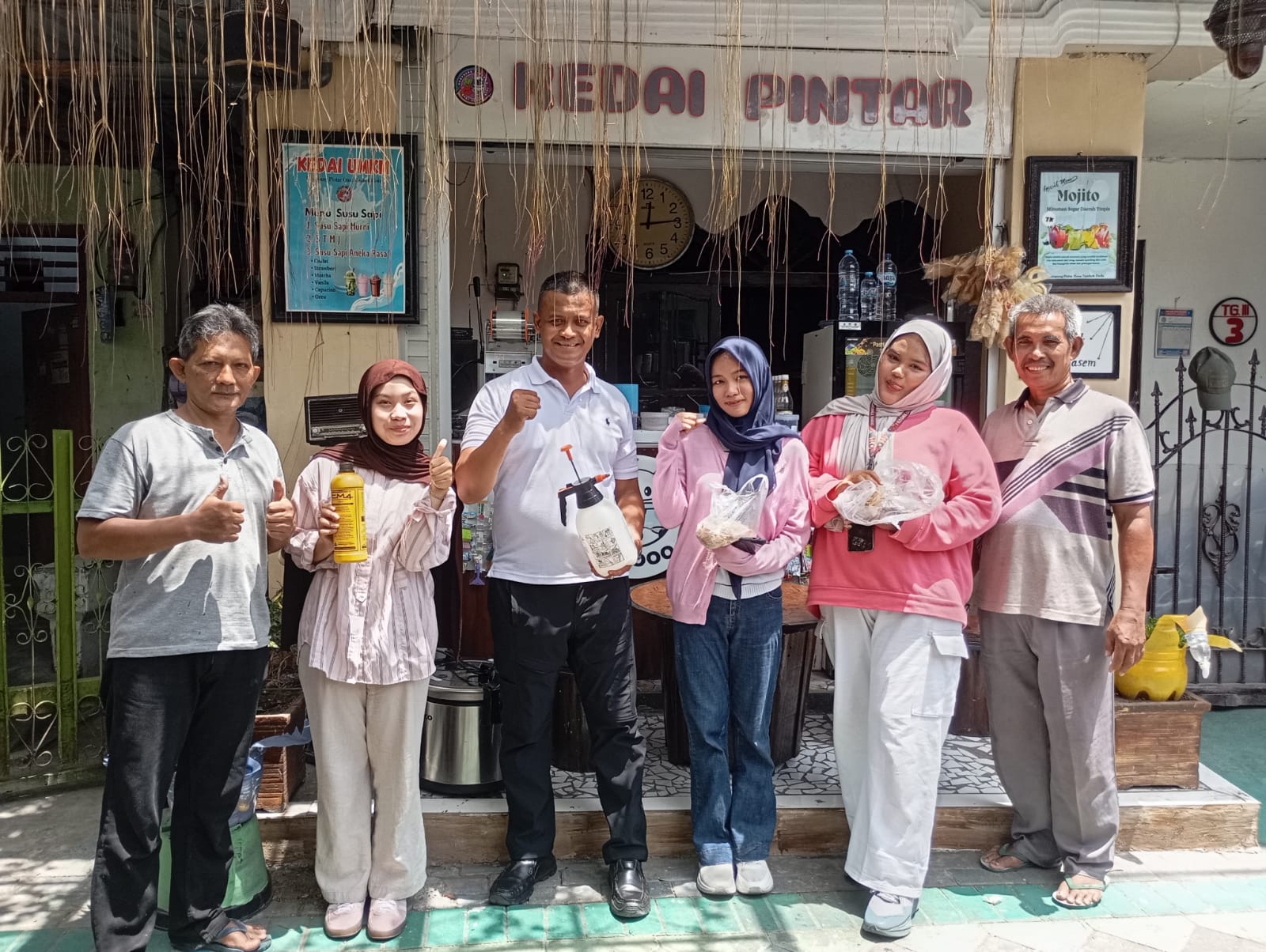 Kreativitas Tanpa Batas Warga Mendaur Ulang Sampah di Kampoeng Pintar Oase Tembok Gede