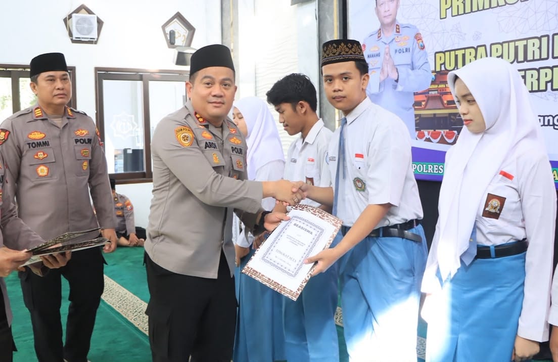 Puluhan Pelajar Berprestasi Terima Beasiswa Pendidikan dari Polres Jombang