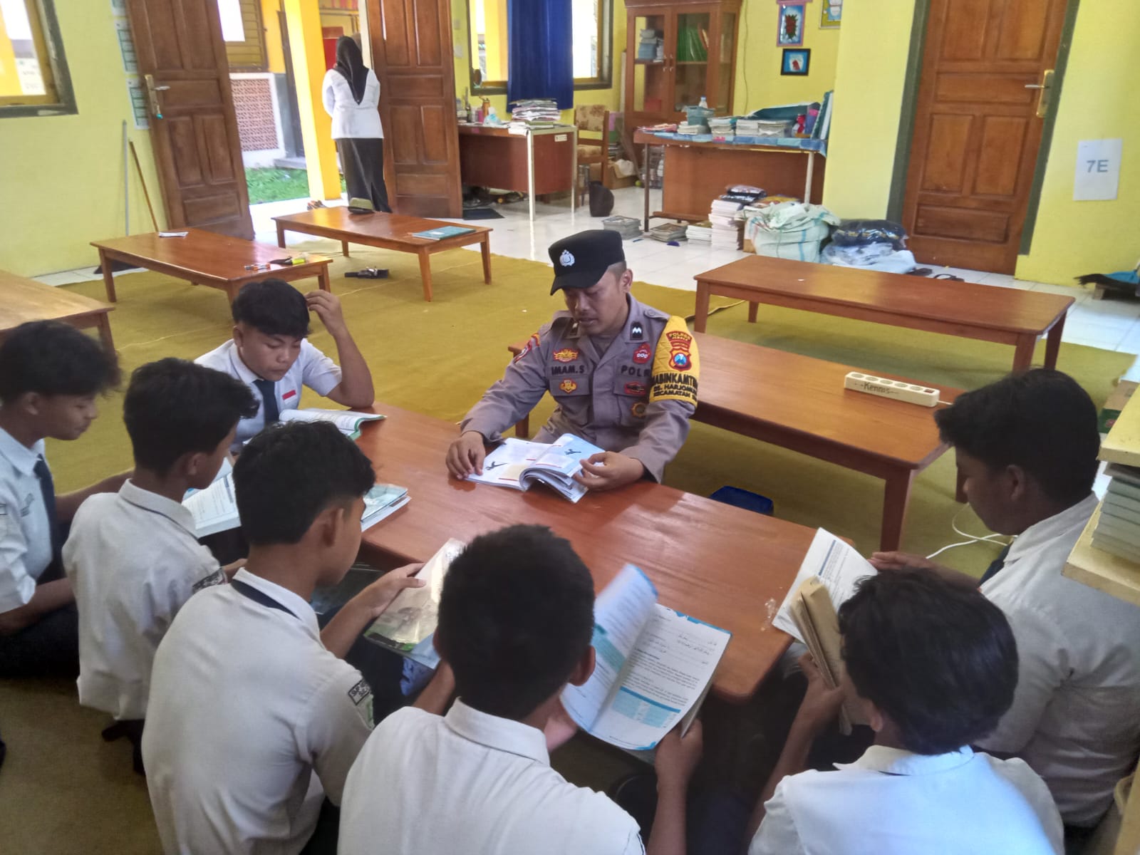 Rabu Berguru Polsek Sempolan Ajak Siswa SMPN 1 Silo Rajin Membaca Meraih Cita-Cita