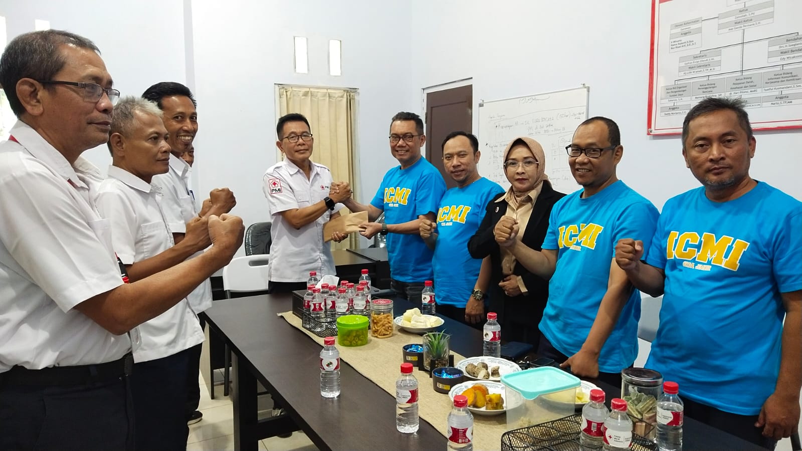 Solidaritas Bencana Sumatra, ICMI Jember Serahkan Donasi ke PMI Jember