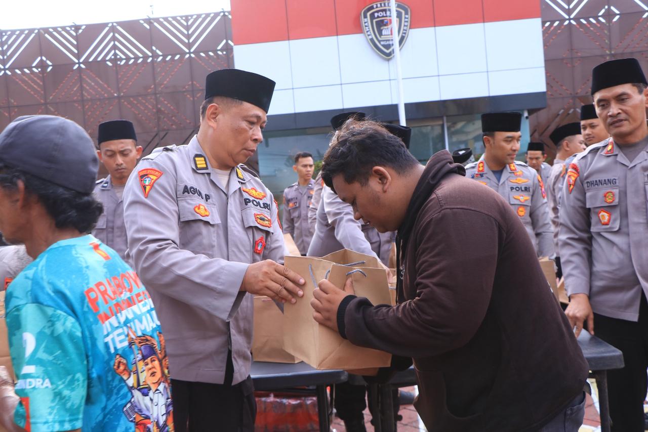Warga Tersenyum, Setiap Hari Terima Paket Takjil dari Polres Ngawi