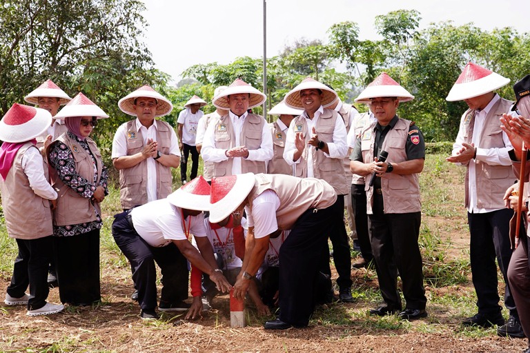 Mencegah Konflik Tanah, Menteri ATR/BPN Ajak Masyarakat Pasang Patok dalam Program GEMAPATAS 2025