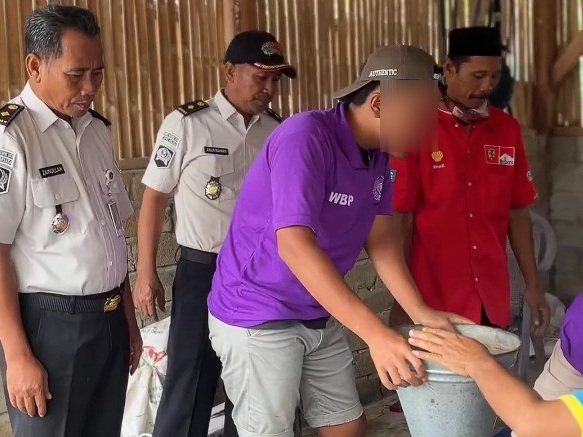 Warga Binaan Lapas Arjasa Produksi Pakan Ayam dan Kelola Peternakan