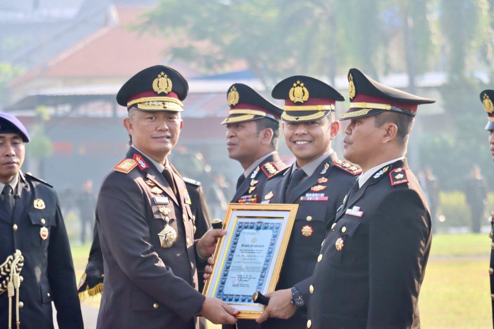 Kapolres Tulungagung dan Enam Anggotanya Terima Penghargaan Kapolda Jawa Timur 