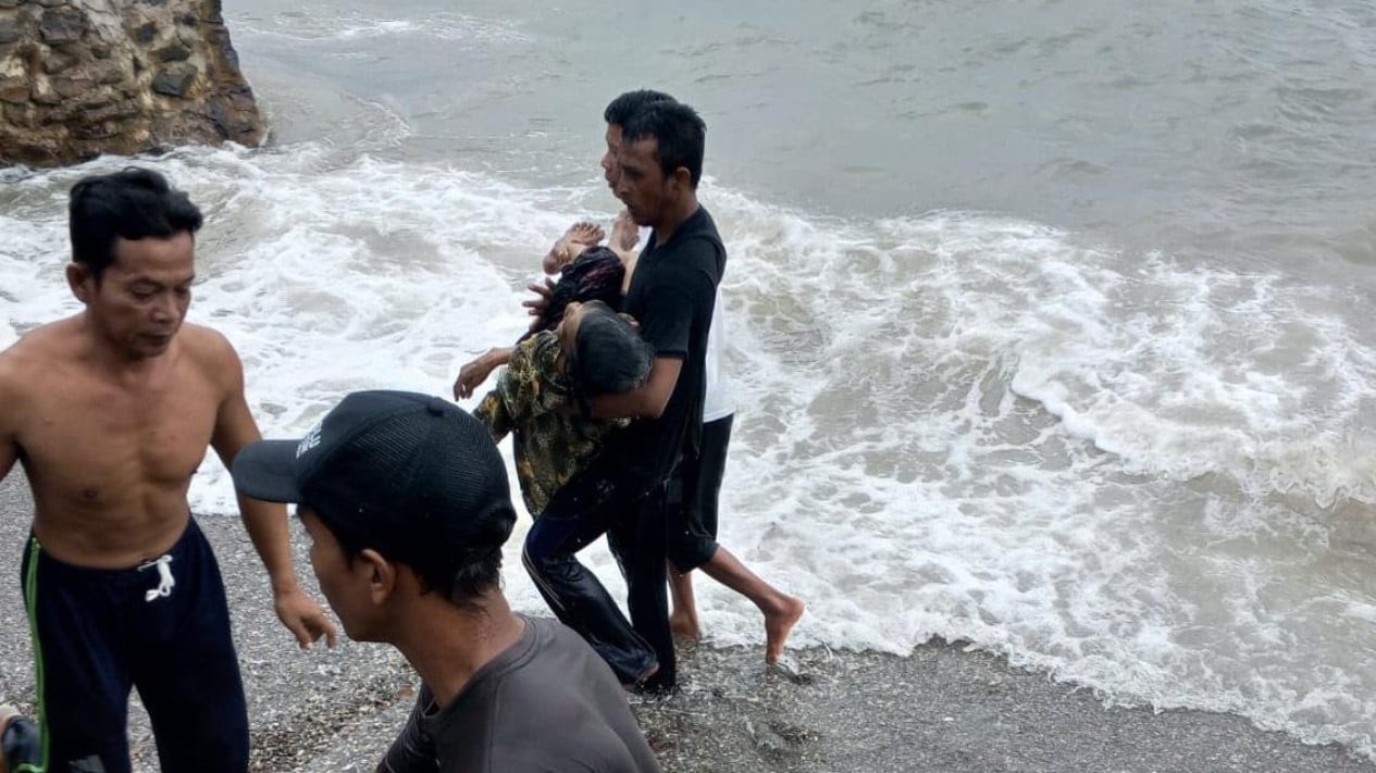 Geger Jenazah Lansia Mengambang di Pantai Tambak Pulau Bawean