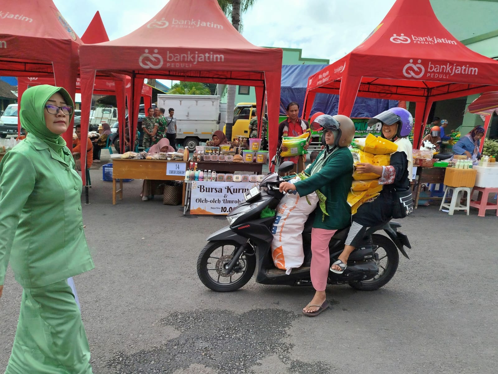 Emak-emak Serbu Bazar Murah Ramadan Kodim 0824/Jember