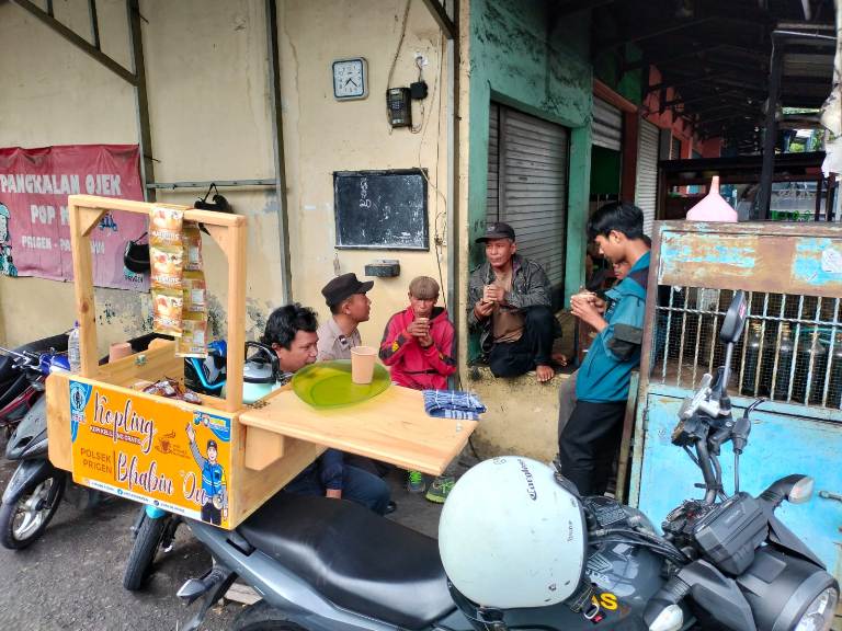 Polisi di Pasuruan Sapa Warga Lewat Program Kopi Keliling Gratis