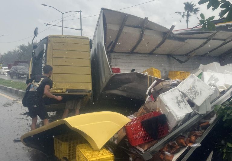 Truk Boks Bermuatan Ayam dan Cumi Terguling di Kedung Cowek Surabaya