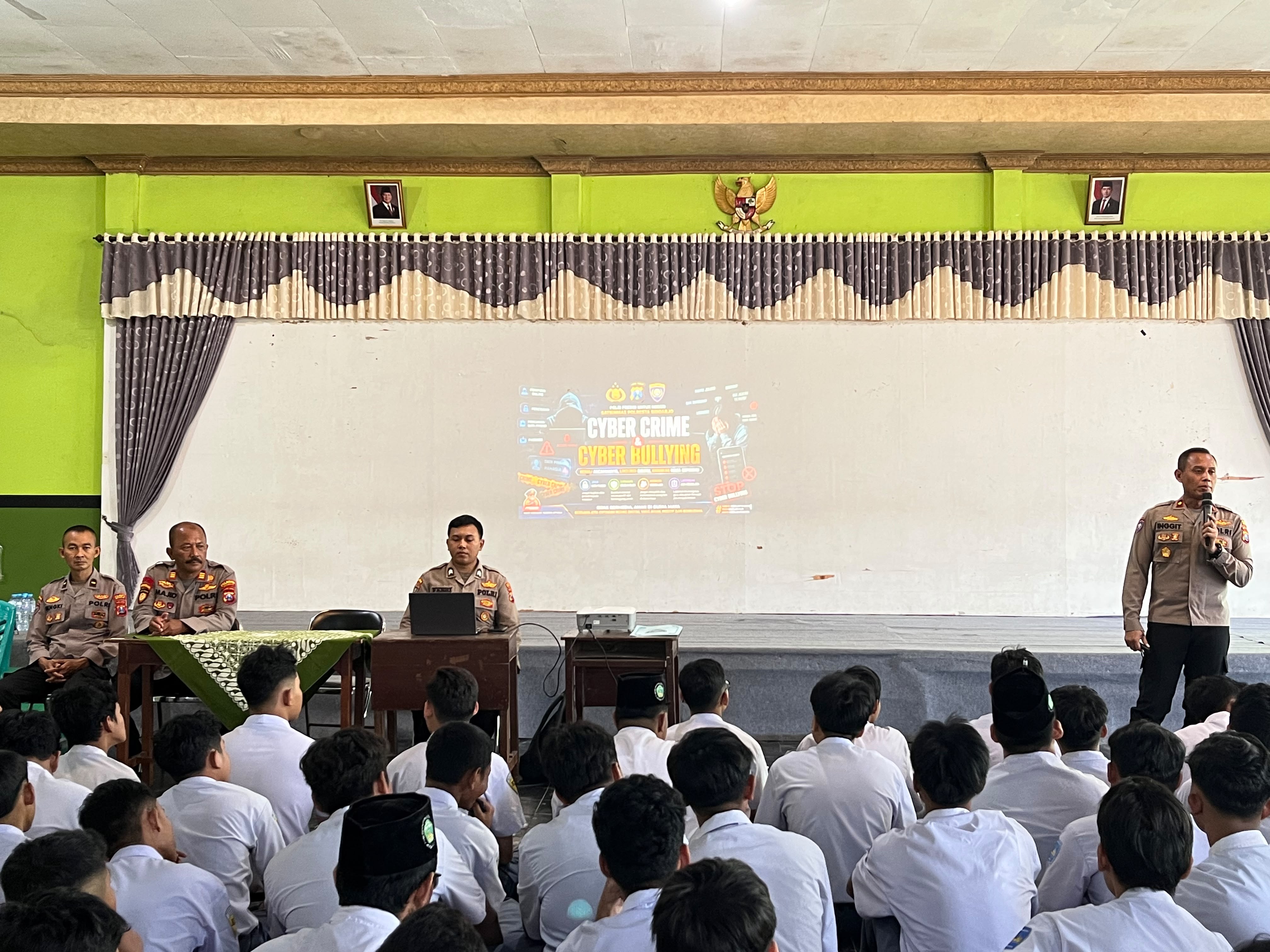 Polisi Edukasi Pelajar SMA Wachid Hasyim 2 Bahaya Radikalisme