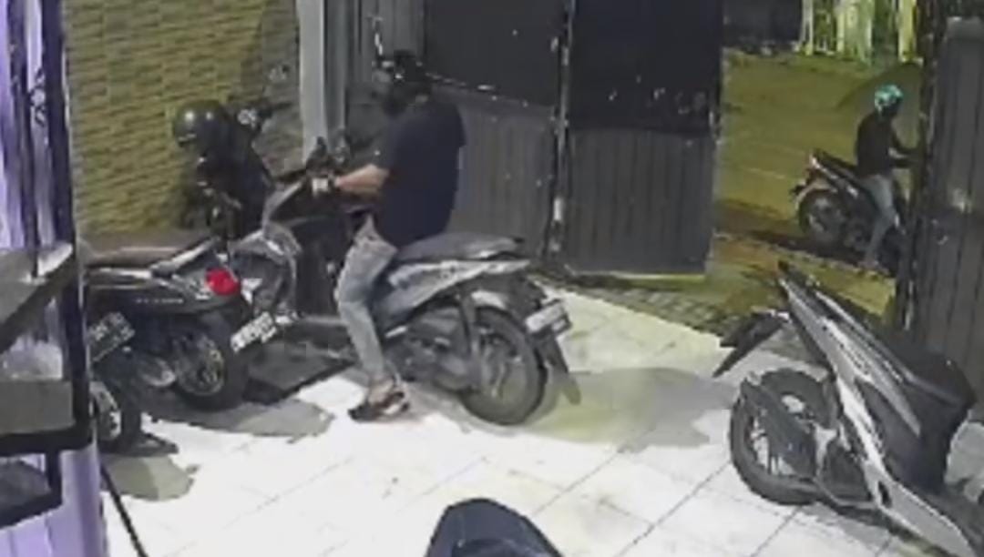 Rusak Pagar Klinik Hewan, Bandit di Surabaya Gagal Gondol Motor