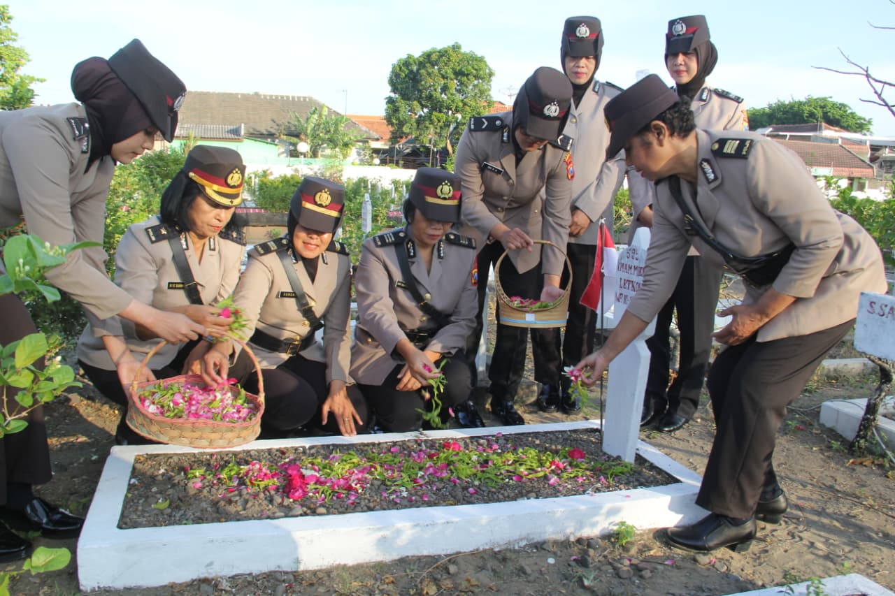 Kenang Jasa Para Pahlawan, Polwan Polres Kediri Kota Ziarah ke TMP Joyoboyo