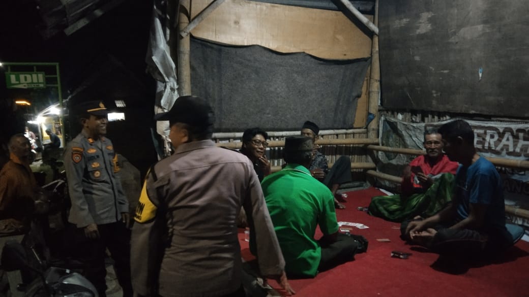 Pantau Keamanan Wilayah, Polsek Kunjang Sambangi Pos Kamling Desa Juwet