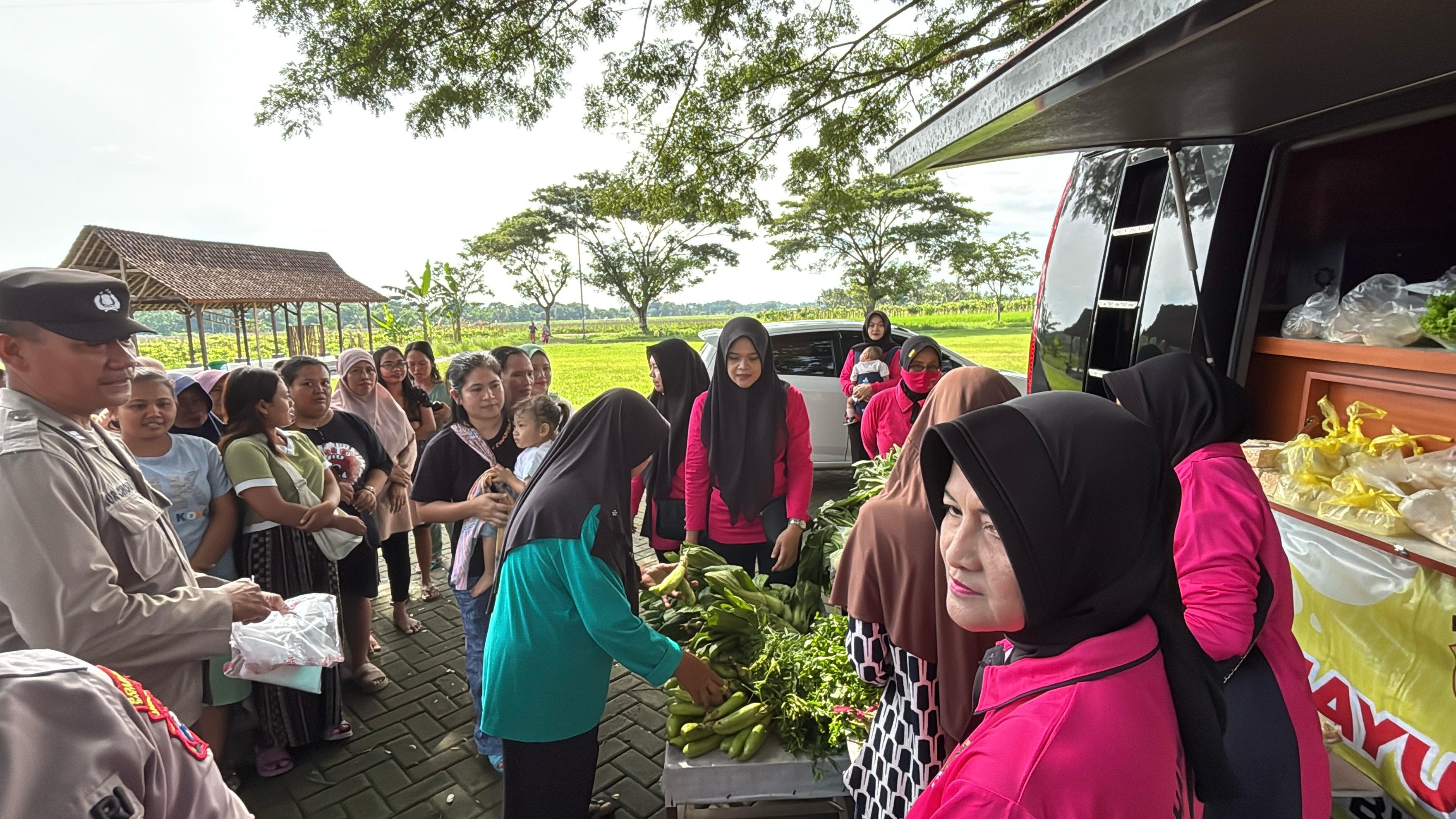 Mayur Kamtibmas Polresta Banyuwangi Berbagi Sayur di RTH Singojuruh