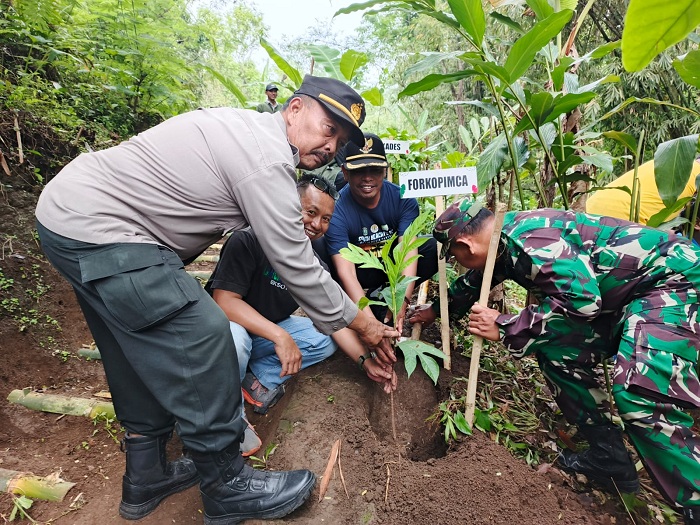 Polres Lumajang Dukung Penuh Penghijauan di Sumber Klerek