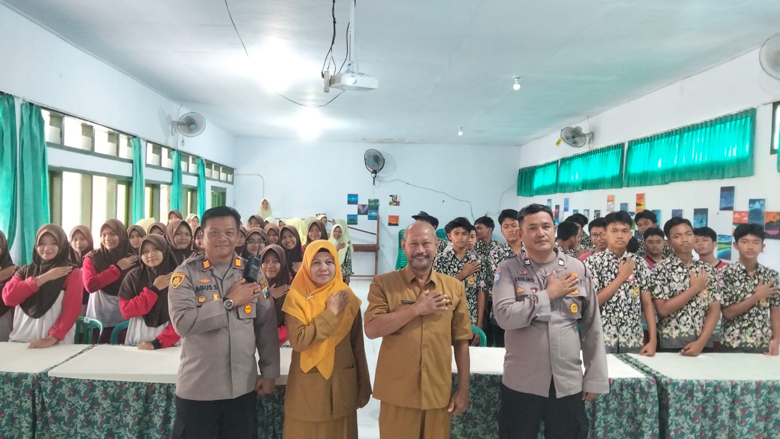 Kapolsek Jatiroto Sosialisasikan SPMB SMA Taruna Bhayangkara kepada Siswa SMPN 1 Jatiroto