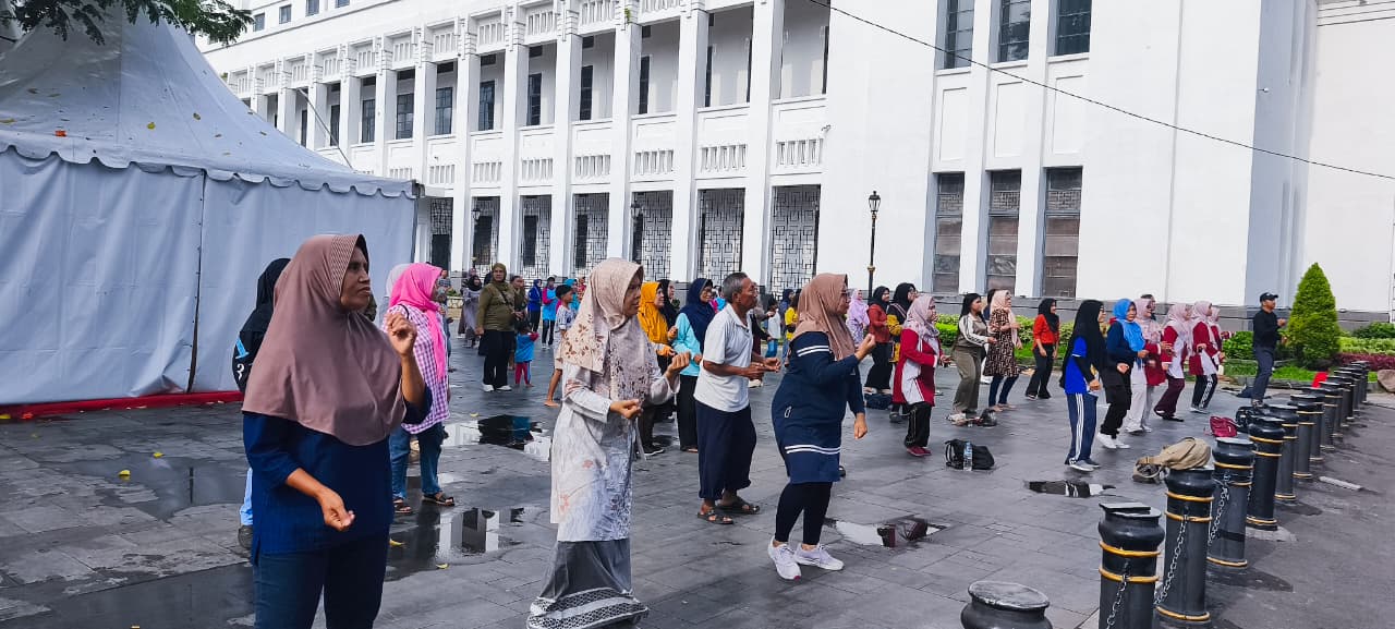Pengunjung SFF 2025 di Kota Lama Surabaya Meriahkan Senam Lansia By PORPRI dan TERA