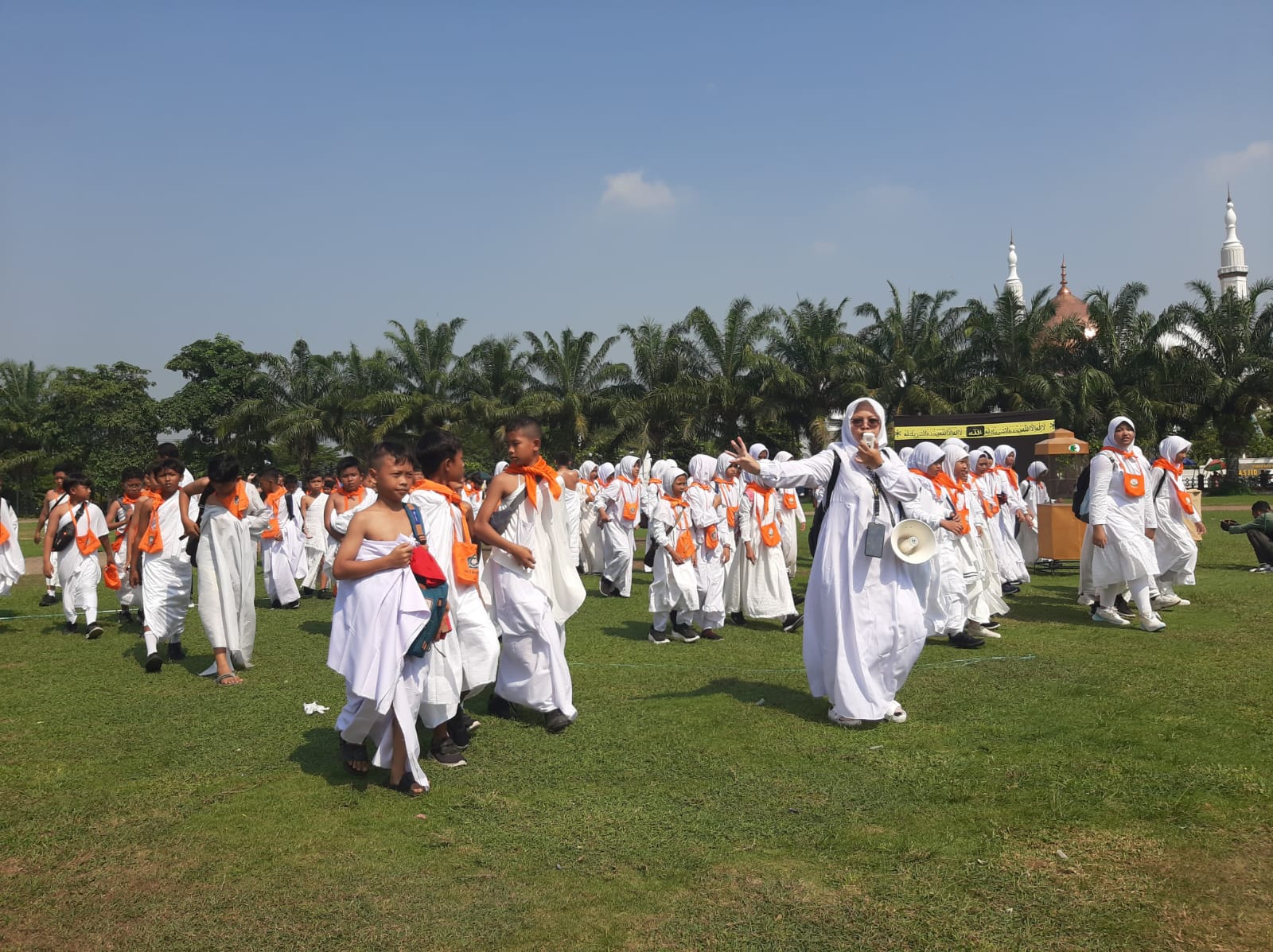 Siswa-Siswi MIN 2 Kabupaten Madiun Latihan Manasik Haji