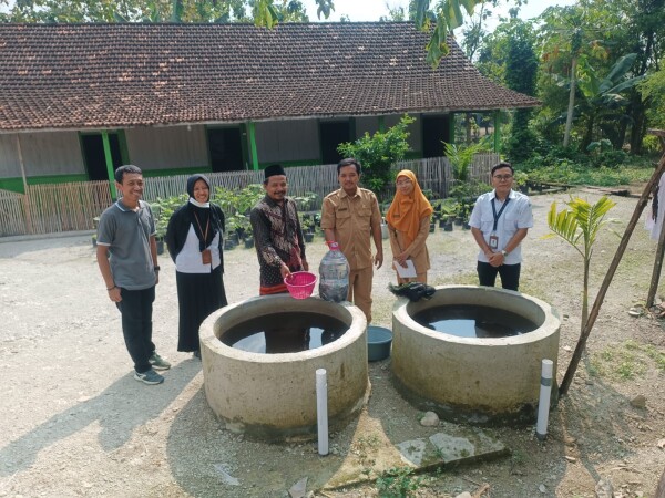  Puluhan Keluarga di Bojonegoro Terima Manfaat Program Kolam Lele Buis Beton