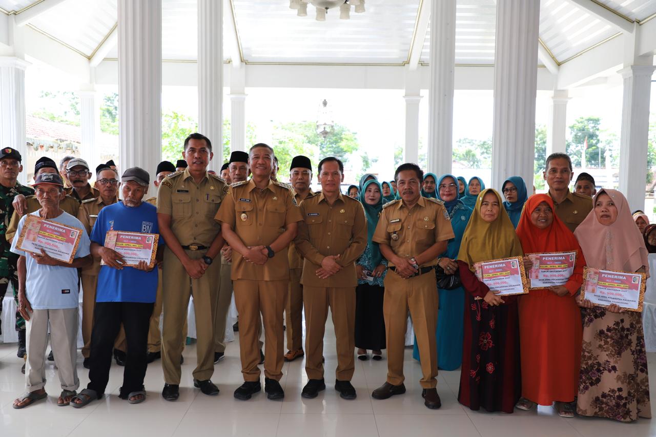 Bupati Tulungagung Serahkan BLT DD Secara Simbolis di Desa Joho