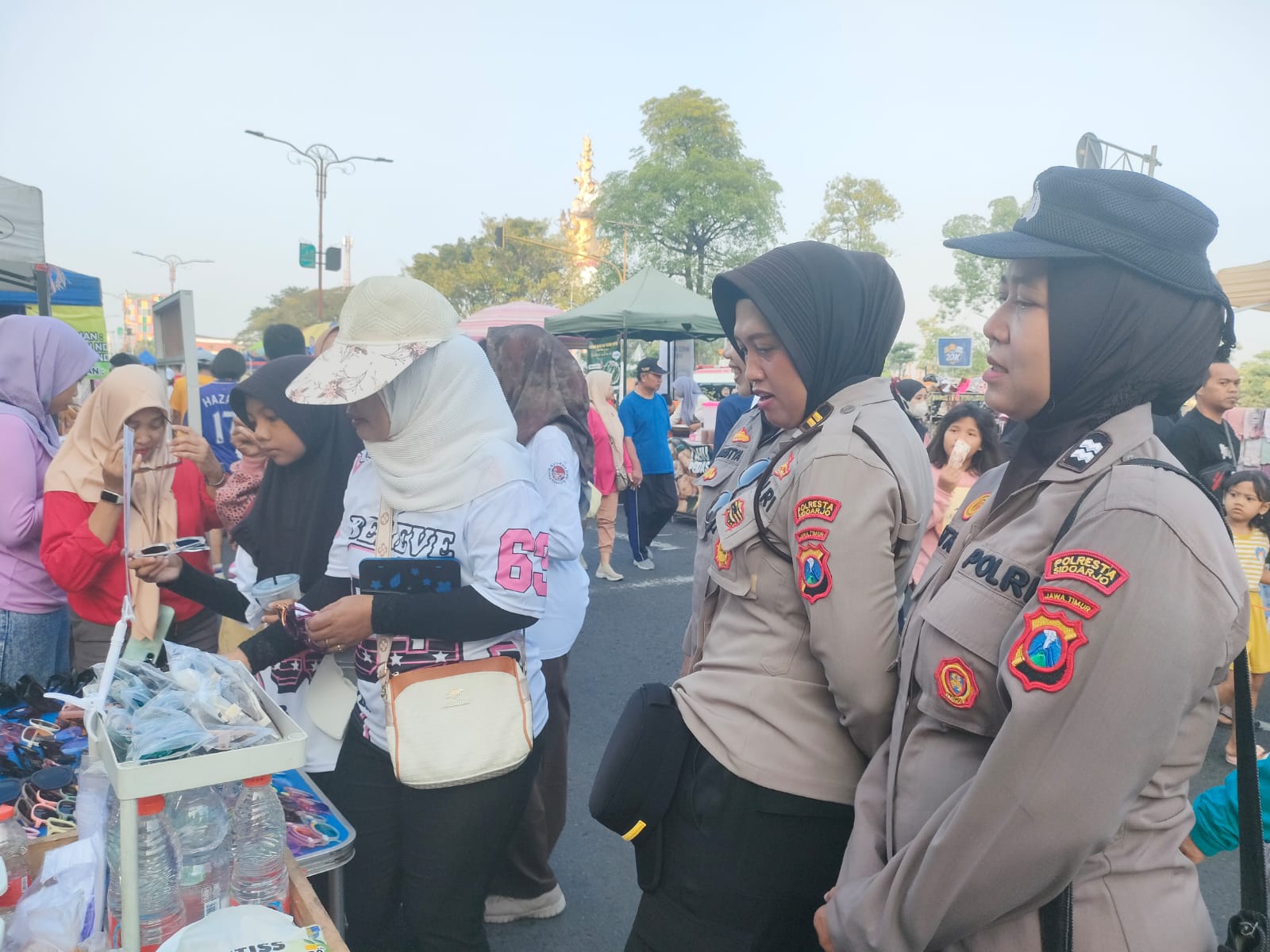 Wujud Pelayanan Humanis, Polwan Polresta Sidoarjo Siaga di Tengah Keramaian Warga