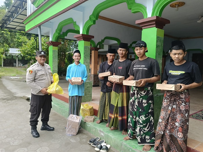 Polsek Plosoklaten Berbagi Kasih di Panti Asuhan Al-Jauhar