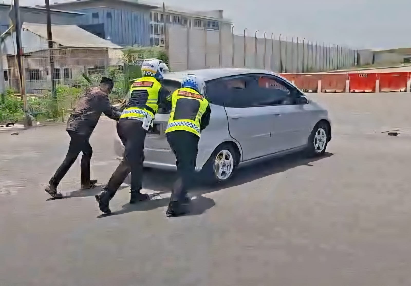 Respons Cepat Polantas Gresik Bantu Pemudik Mogok di Sembayat, Arus Lalu Lintas Kembali Lancar