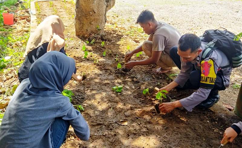 Polres Bangkalan Garap Kebun Mini untuk  Dukung Program Asta Cita