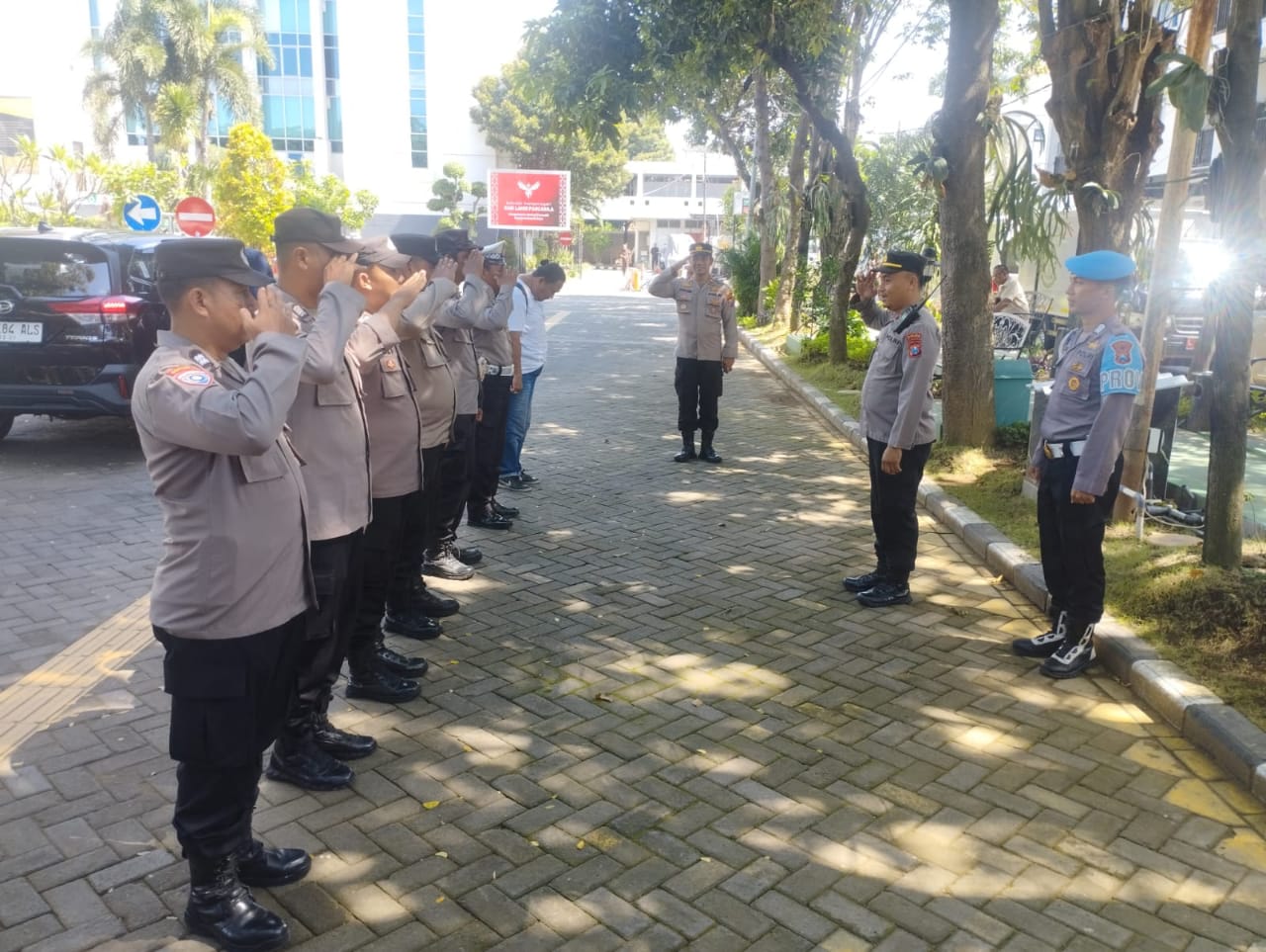 Polsek Gayungan Amankan Aksi Unjuk Rasa di Kejati Jatim