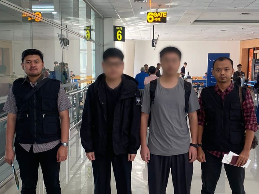 Imigrasi Tanjung Perak Deportasi 2 WNA Asal Tiongkok