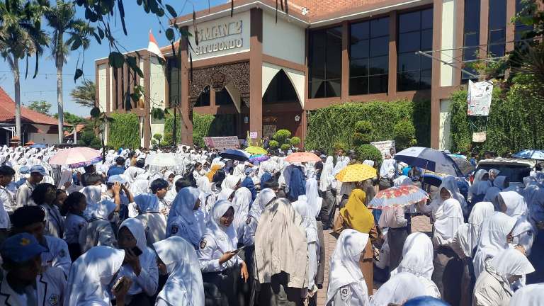 Siswa SMAN 2 Situbondo Gelar Demo, Desak Kepala Sekolah Mundur