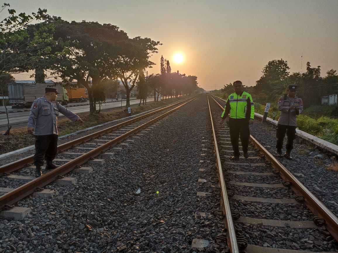 Pemotor Tewas Tertabrak Kereta Api di Lamongan