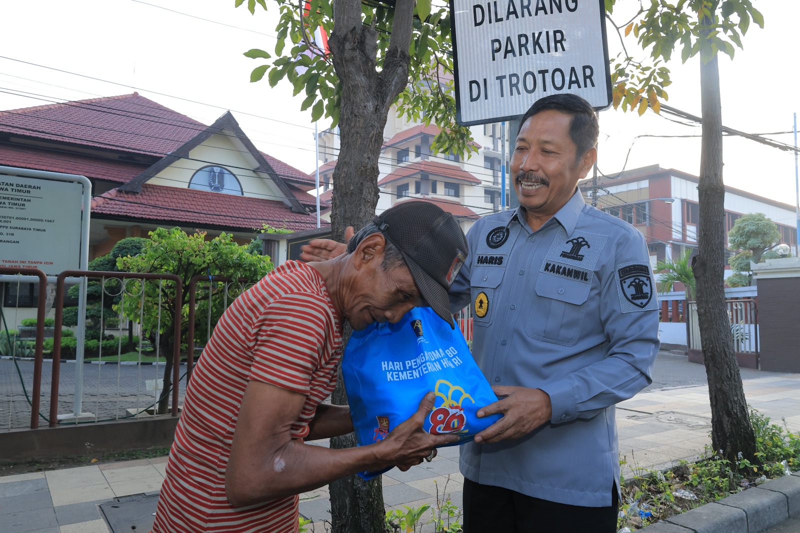 Sambut Hari Pengayoman, Kemenkum Jatim Tebar 200 Paket Sembako untuk Wargai Surabaya