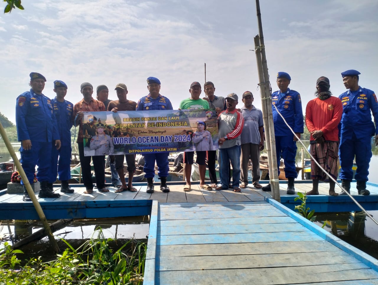 Peringati World Ocean Day, Satpolairud Polresta Sidoarjo Bersihkan Sampah Pesisir