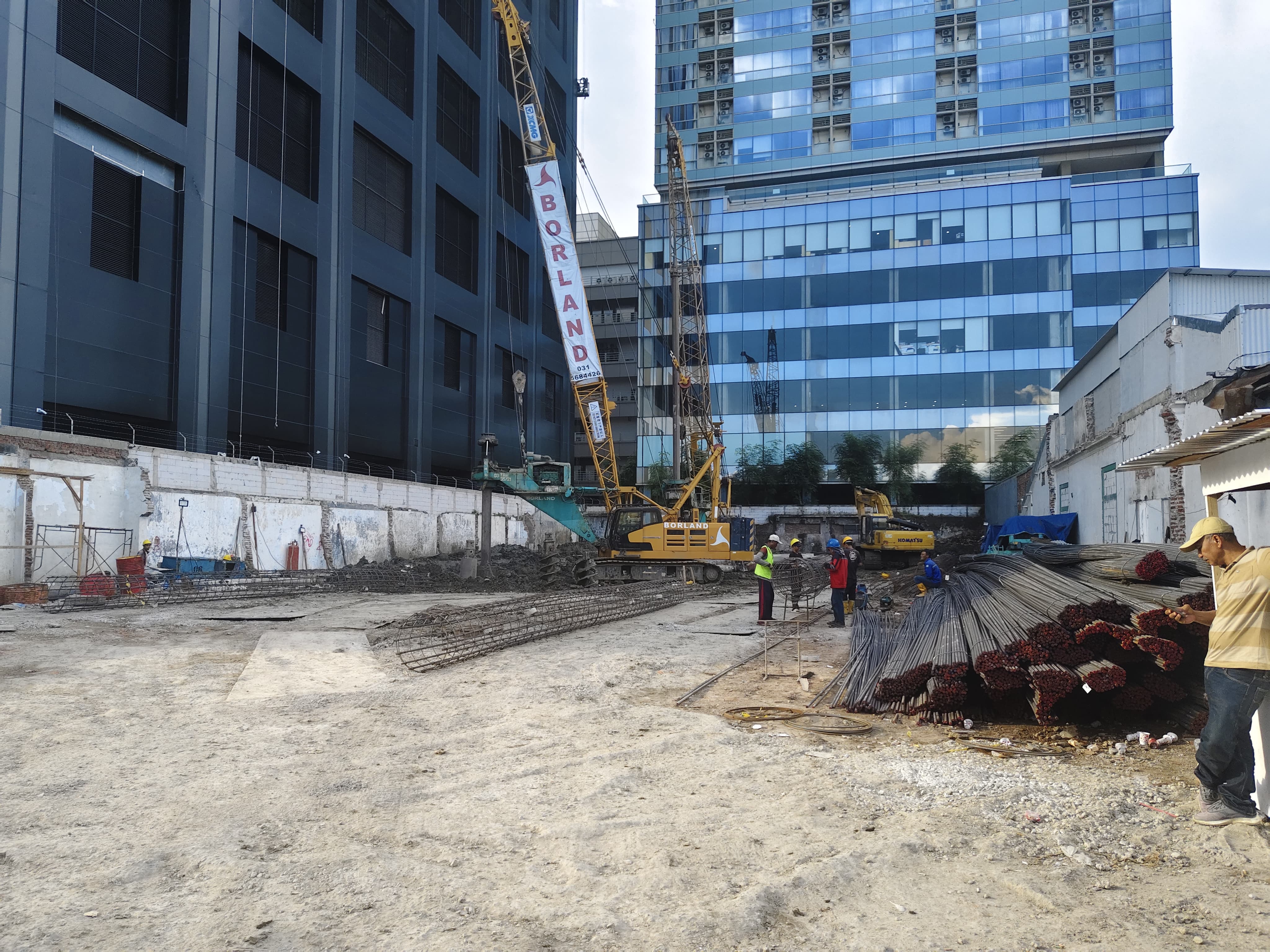 Abaikan Keluhan Warga dan Perizinan, Proyek Gedung di Basuki Rahmat Tetap Ngebor hingga Dini Hari
