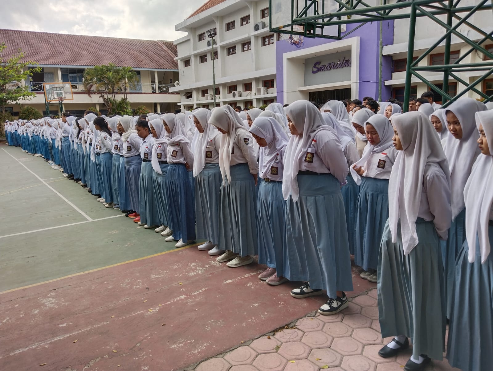 Berduka, Pelajar dan Guru SMAN 1 Kedungwaru Gelar Doa Bersama