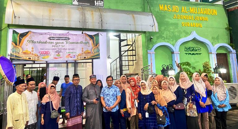 Sebar Berkah di Rumah Ibadah, Bunda PAUD Kelurahan Kapasan Bagikan Ratusan Takjil