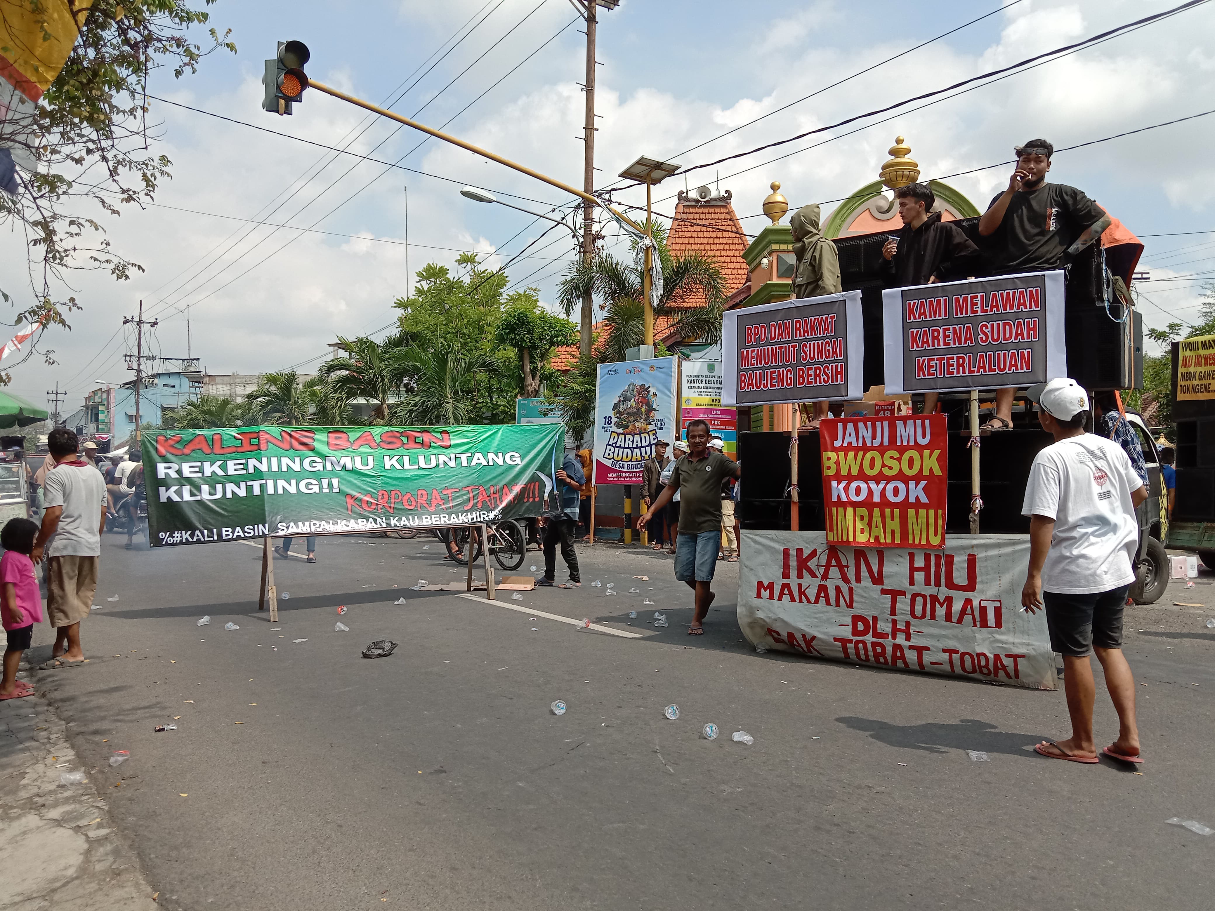 Warga 4 Desa Blokade Jalan, Desak Limbah Industri Ditutup