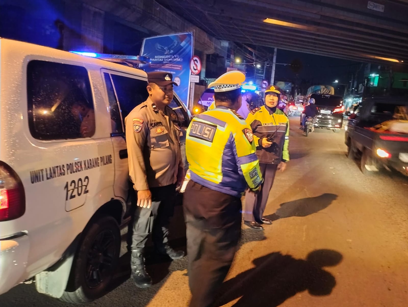 Polsek Karangpilang Gelar Patroli Gabungan Strongpoint Bluelight Antisipasi Kejahatan Malam