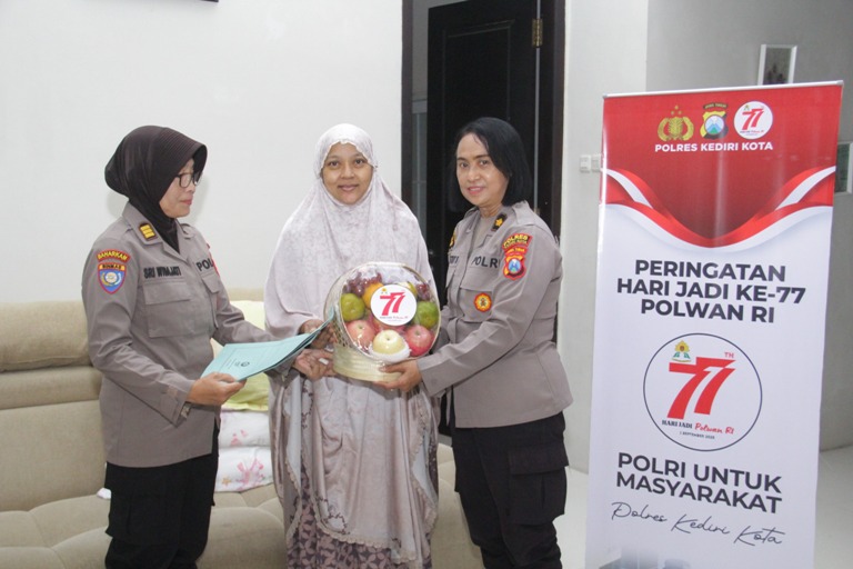 Peringati Hari Jadi ke-77, Polwan Polres Kediri Kota Kunjungi Personel Sakit