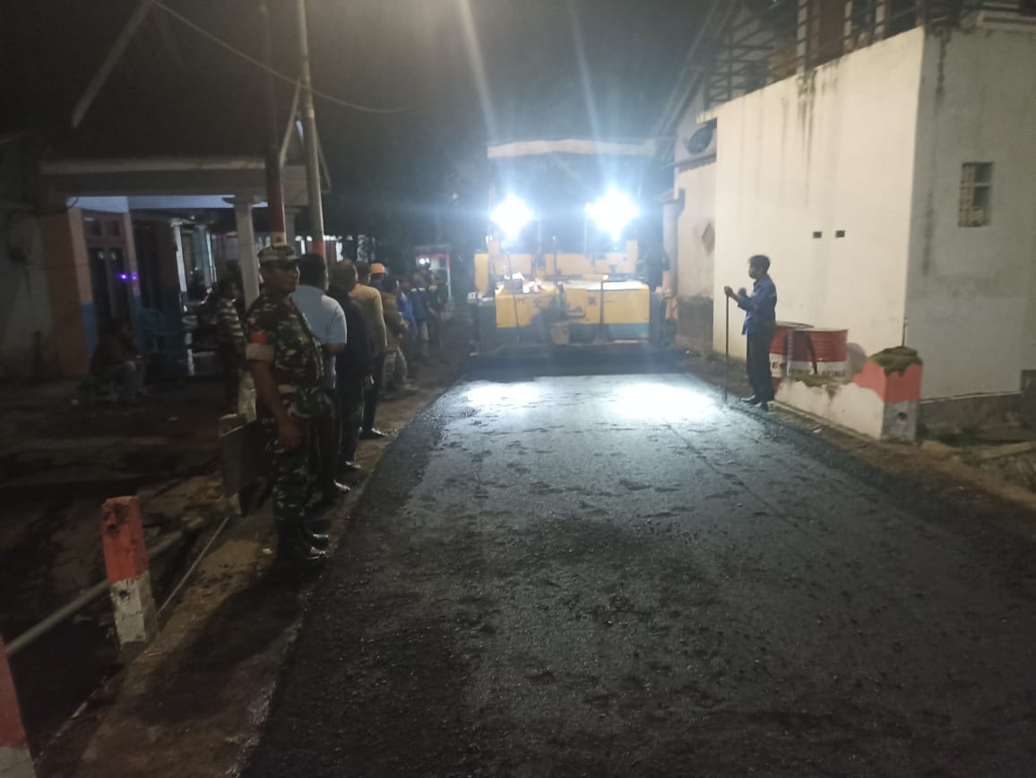 Tanpa Rasa Lelah Satgas TMMD Desa Plalangan Lembur Malam Pengaspalan Jalan