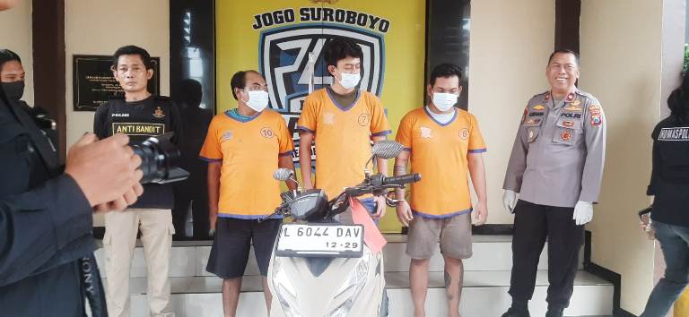 Tak Mau Bayar Utang, Tiga Penagih Gondol Motor Warga Benowo