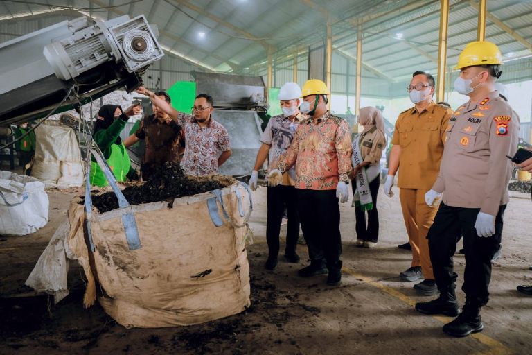 Pemkab Gresik Terapkan Landfill Mining di TPA Ngipik Kurangi Tumpukan Sampah Lama