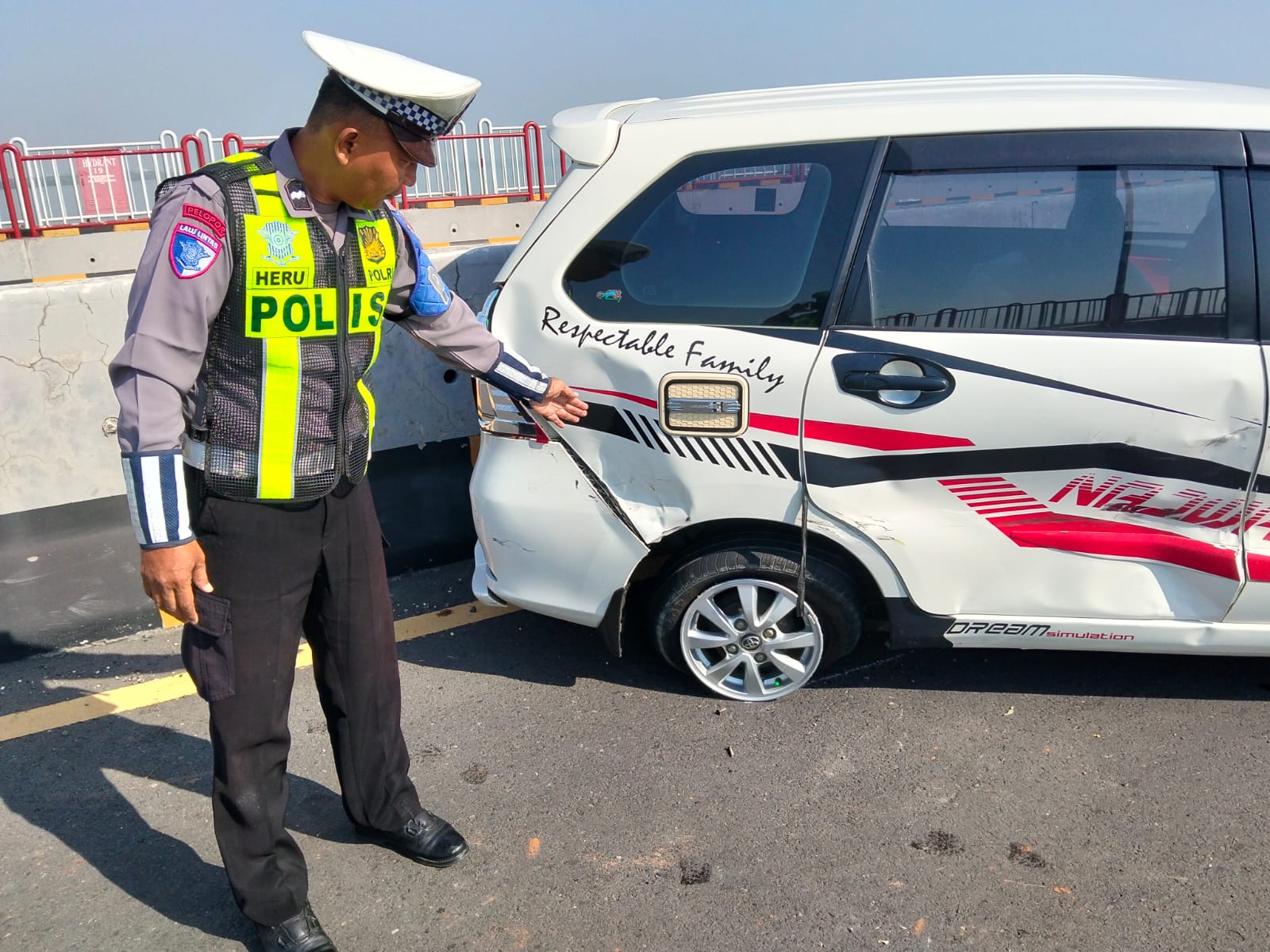 Avanza Seruduk Ekor Truk Tronton di Suramadu, Sopir Diduga Mengantuk