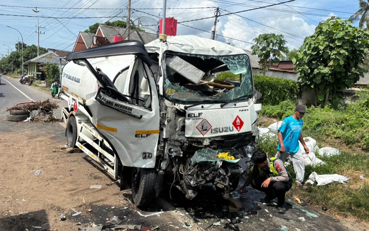 Truk Tangki Solar Tabrak Bus Mogok di Pantura Situbondo, Sopir Kritis