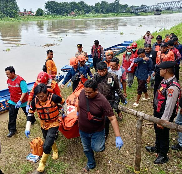 Mayat Perempuan Ditemukan Mengapung di Sungai Brantas Mojokerto