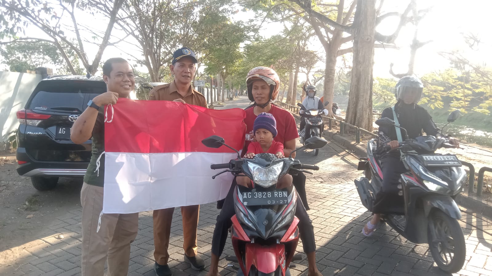 Bakesbangpol Tulungagung Gandeng PWI Bagikan Bendera Merah Putih ke Masyarakat