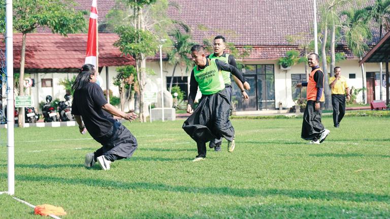 Adu Strategi di Balik Sarung, Serunya Mini Soccer Polres Jombang dan Wartawan Meriahkan HUT Ke-80 RI
